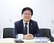 최교진 교육부 장관이 4월 23일 국립공주대학교사범대학부설특수학교를 방문해 수업을 참관하고 간담회를 개최하고 있다.