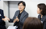 정은경 보건복지부 장관이 5월 18일 그냥드림 본 사업 시행을 앞두고 4월 21일 광명시 그냥드림 사업장을 방문해 운영현황을 점검하고 현장의 목소리를 청취하고 있다.
