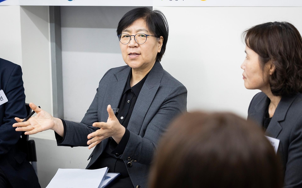 정은경 보건복지부 장관이 5월 18일 그냥드림 본 사업 시행을 앞두고 4월 21일 광명시 그냥드림 사업장을 방문해 운영현황을 점검하고 현장의 목소리를 청취하고 있다.