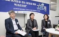정은경 보건복지부 장관이 5월 18일 그냥드림 본 사업 시행을 앞두고 4월 21일 광명시 그냥드림 사업장을 방문해 운영현황을 점검하고 현장의 목소리를 청취하고 있다.