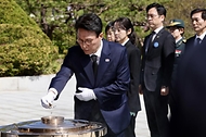 김민석 국무총리가 4월 24일 동작구 국립서울현충원에서 열린 제3회 순직의무군경의 날 기념식에서 분향 및 기념사를 하고 있다.