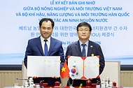 김성환 기후에너지환경부 장관이 4월 21일(현지 시간) 베트남 하노이 농업환경부 청사에서 찡 비엣 훙 베트남 농업환경부장관과 만나 제17차 한-베 환경장관회의를 갖고 물 안보 협력에 관한 양해각서를 체결하고 기념촬영을 하고 있다.