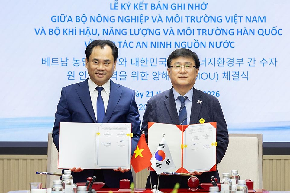 김성환 기후에너지환경부 장관이 4월 21일(현지 시간) 베트남 하노이 농업환경부 청사에서 찡 비엣 훙 베트남 농업환경부장관과 만나 제17차 한-베 환경장관회의를 갖고 물 안보 협력에 관한 양해각서를 체결하고 기념촬영을 하고 있다.