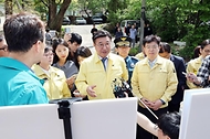 윤호중 행정안전부 장관이 4월 23일 서울 우이동 인수천 인근의 하천·계곡 불법 점용시설 정비실태 현장을 점검하고 있다.