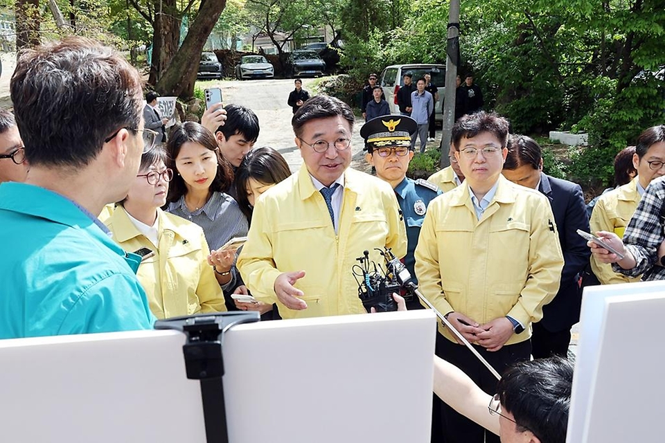 윤호중 행정안전부 장관이 4월 23일 서울 우이동 인수천 인근의 하천·계곡 불법 점용시설 정비실태 현장을 점검하고 있다.