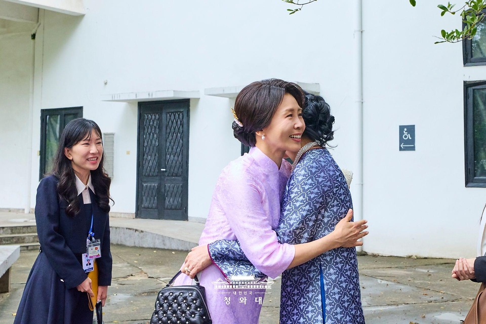 이재명 대통령과 베트남을 국빈 방문 중인 김혜경 여사가 4월 23일(현지 시간) 하노이 민족학 박물관에서 열린 배우자 간 친교행사에서 또 럼 베트남 공산당 서기장의 부인 응오 프엉 리 여사와 인사하고 있다.