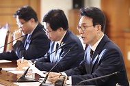 김민석 국무총리가 4월 24일 세종대로 정부서울청사에서 열린 성장엔진 연계 지역인재 양성 관계장관회의를 주재하고 있다.