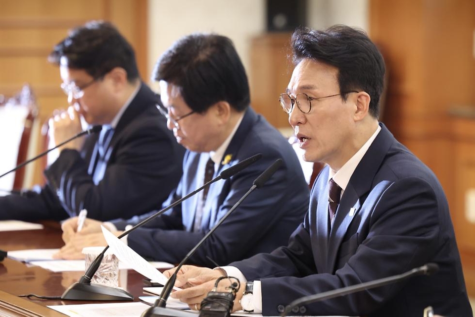김민석 국무총리가 4월 24일 세종대로 정부서울청사에서 열린 성장엔진 연계 지역인재 양성 관계장관회의를 주재하고 있다.