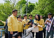윤호중 행정안전부 장관이 4월 23일 서울 우이동 인수천 인근의 하천·계곡 불법 점용시설 정비실태 현장을 점검하고 있다.