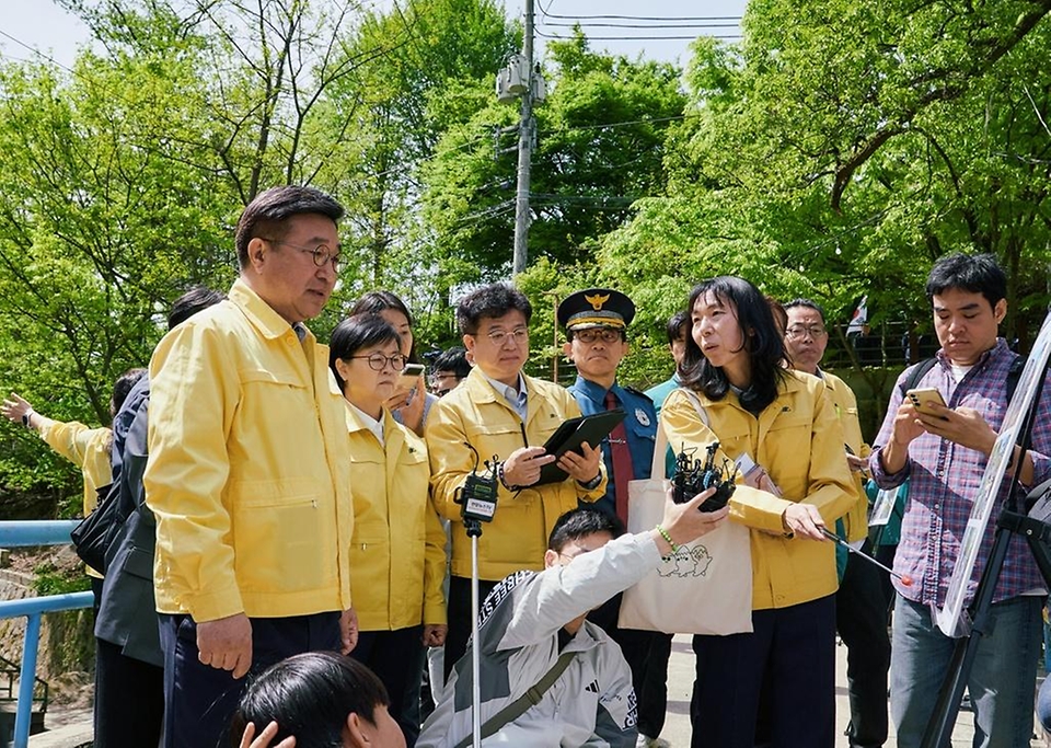 윤호중 행정안전부 장관이 4월 23일 서울 우이동 인수천 인근의 하천·계곡 불법 점용시설 정비실태 현장을 점검하고 있다.