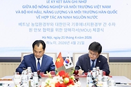 김성환 기후에너지환경부 장관이 4월 21일(현지 시간) 베트남 하노이 농업환경부 청사에서 찡 비엣 훙 베트남 농업환경부장관과 만나 제17차 한-베 환경장관회의를 갖고 물 안보 협력에 관한 양해각서를 체결하고 기념촬영을 하고 있다.