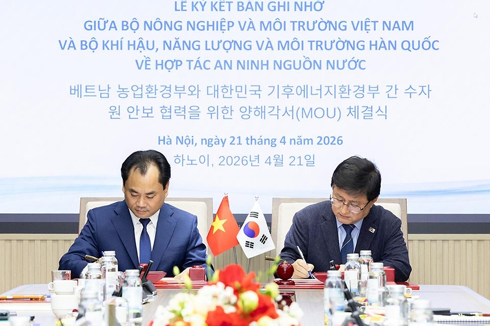 김성환 기후에너지환경부 장관이 4월 21일(현지 시간) 베트남 하노이 농업환경부 청사에서 찡 비엣 훙 베트남 농업환경부장관과 만나 제17차 한-베 환경장관회의를 갖고 물 안보 협력에 관한 양해각서를 체결하고 기념촬영을 하고 있다.