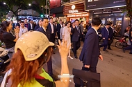 이재명 대통령과 김혜경 여사가 4월 23일(현지 시간) 베트남 하노이 시내를 산책하고 있다.
