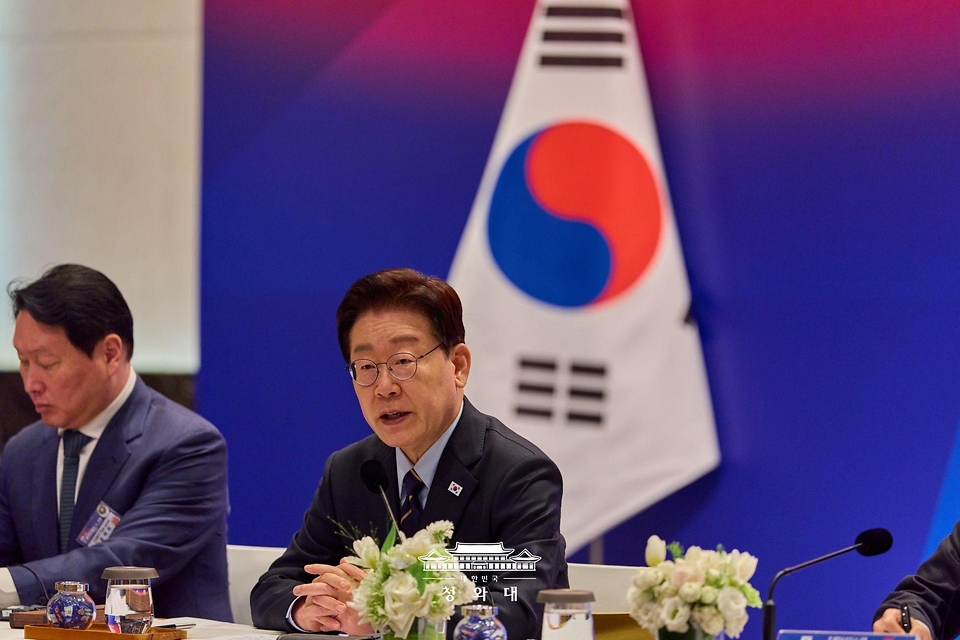 이재명 대통령이 4월 23일(현지 시간) 베트남 하노이 한 호텔에서 한-베트남 비즈니스 포럼에 앞서 열린 사전 간담회에서 발언하고 있다.