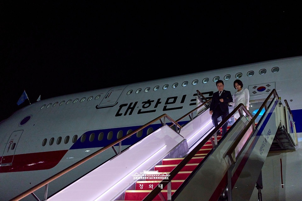 인도-베트남 국빈 방문 일정을 마친 이재명 대통령과 김혜경 여사가 4월 24일 경기 성남 서울공항에 도착해 공군1호기에서 내리고 있다.