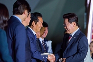 인도·베트남 국빈방문을 마치고 귀국한 이재명 대통령이 4월 24일 성남 서울공항에서 환영나온 더불어민주당 정청래 대표와 악수하고 있다.
