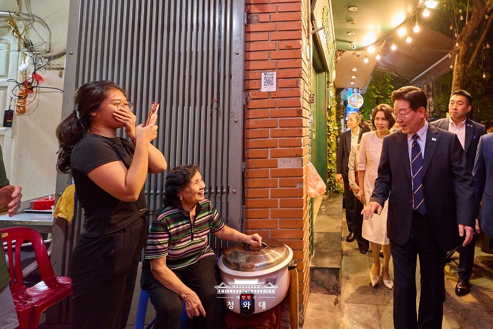 이재명 대통령과 김혜경 여사가 4월 23일(현지 시간) 베트남 하노이 시내를 산책하고 있다.