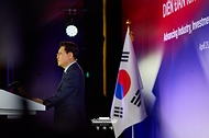 이재명 대통령이 4월 23일(현지 시간) 베트남 하노이 한 호텔에서 열린 한-베트남 비즈니스포럼에서 발언하고 있다. 