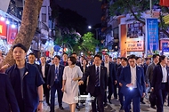 이재명 대통령과 김혜경 여사가 4월 23일(현지 시간) 베트남 하노이 시내를 산책하고 있다.