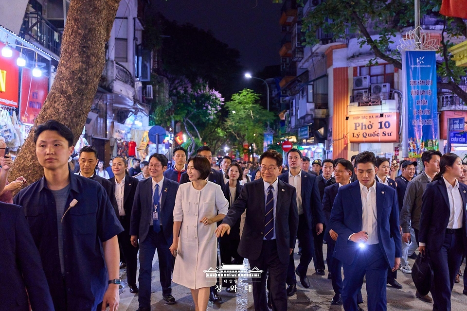 이재명 대통령과 김혜경 여사가 4월 23일(현지 시간) 베트남 하노이 시내를 산책하고 있다.
