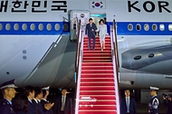 인도-베트남 국빈 방문 일정을 마친 이재명 대통령과 김혜경 여사가 4월 24일 경기 성남 서울공항에 도착해 공군1호기에서 내리고 있다.