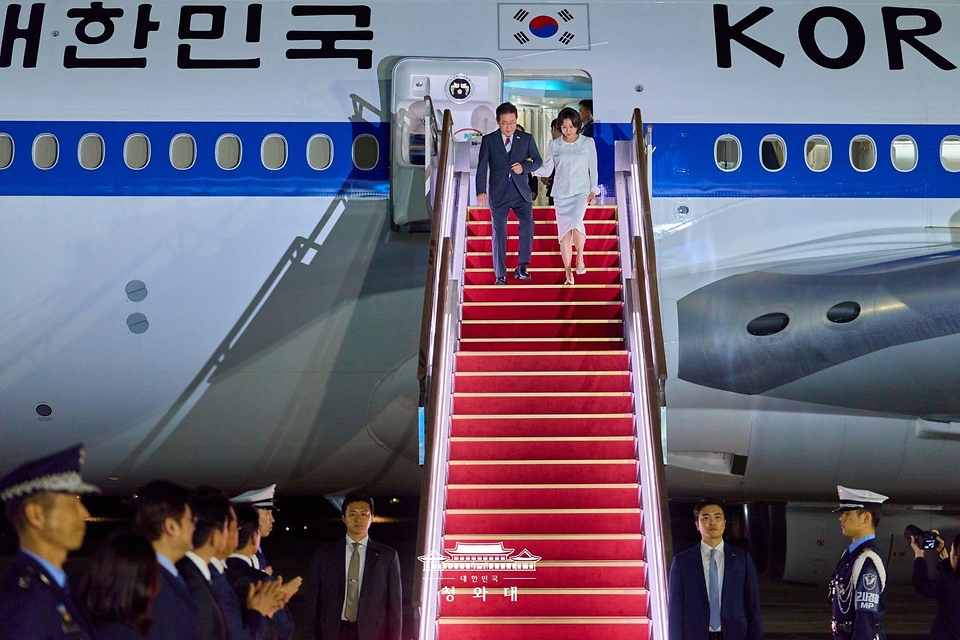 인도-베트남 국빈 방문 일정을 마친 이재명 대통령과 김혜경 여사가 4월 24일 경기 성남 서울공항에 도착해 공군1호기에서 내리고 있다.