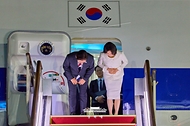 인도·베트남 국빈방문을 마치고 귀국한 이재명 대통령과 김혜경 여사가 4월 24일 성남 서울공항에 도착한 공군 1호기에서 인사하고 있다.