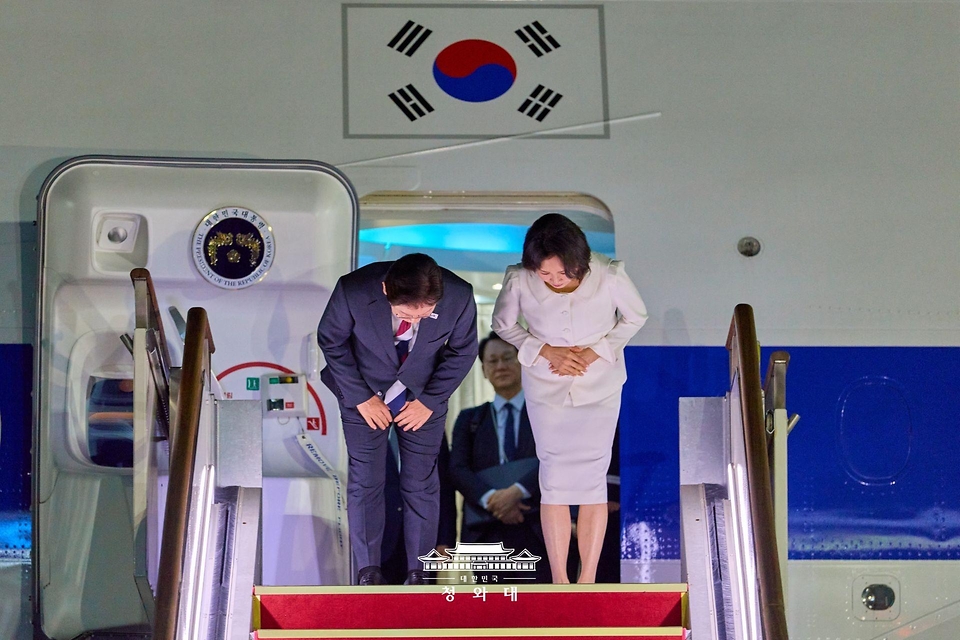 인도·베트남 국빈방문을 마치고 귀국한 이재명 대통령과 김혜경 여사가 4월 24일 성남 서울공항에 도착한 공군 1호기에서 인사하고 있다.