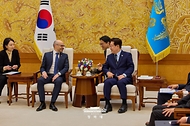 이재명 대통령이 4월 27일 청와대에서 데미스 허사비스 구글 딥마인드 최고경영자(CEO)를 접견하고 있다.