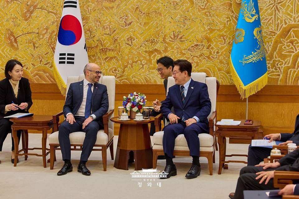 이재명 대통령이 4월 27일 청와대에서 데미스 허사비스 구글 딥마인드 최고경영자(CEO)를 접견하고 있다.