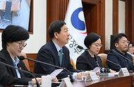 구윤철 부총리 겸 재정경제부 장관이 4월 24일 서울 종로구 정부서울청사에서 열린 '비상경제본부회의 겸 국가창업시대 전략회의'를 주재, 모두발언을 하고 있다.
