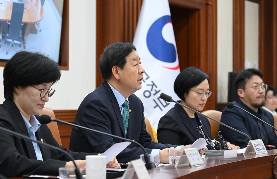 구윤철 부총리 겸 재정경제부 장관이 4월 24일 서울 종로구 정부서울청사에서 열린 '비상경제본부회의 겸 국가창업시대 전략회의'를 주재, 모두발언을 하고 있다.