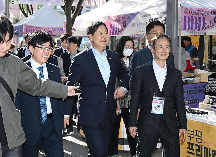 구윤철 부총리 겸 재정경제부 장관이 4월 24일 오후 중동전쟁으로 어려움을 겪고 있는 중소·소상공인 매출 촉진을 위한 동행축제(4.11.-5.10.) 홍보하고자 인천 부평 문화의 거리를 현장 방문, 판매점를 순회하고 있다.