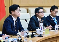 김정관 산업통상부 장관이 4월 22일(현지 시간) 베트남 산업무역부 회의실에서 '이재명 대통령 베트남 국빈 방문' 계기에 레 마잉 홍(Le Manh Hung) 베트남 산업무역부 장관과 면담을 갖고, 원유·공급망 및 원전협력 등 양국 간 교역·투자 확대 방안 등을 논의하고 있다.