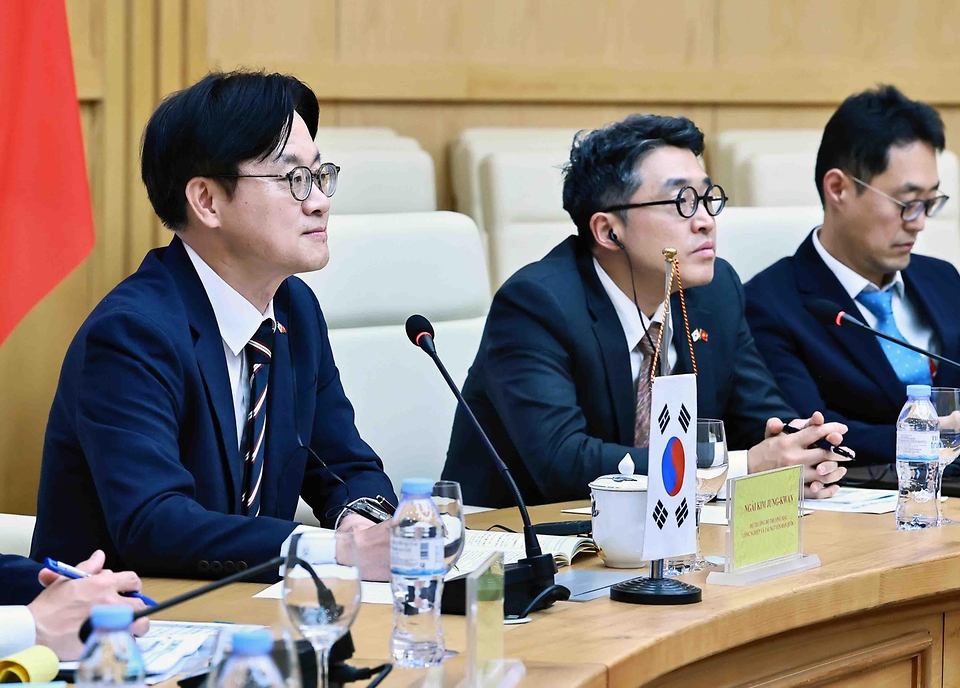 김정관 산업통상부 장관이 4월 22일(현지 시간) 베트남 산업무역부 회의실에서 '이재명 대통령 베트남 국빈 방문' 계기에 레 마잉 홍(Le Manh Hung) 베트남 산업무역부 장관과 면담을 갖고, 원유·공급망 및 원전협력 등 양국 간 교역·투자 확대 방안 등을 논의하고 있다.