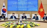 김정관 산업통상부 장관이 4월 22일(현지 시간) 베트남 산업무역부 회의실에서 '이재명 대통령 베트남 국빈 방문' 계기에 레 마잉 홍(Le Manh Hung) 베트남 산업무역부 장관과 면담을 갖고, 원유·공급망 및 원전협력 등 양국 간 교역·투자 확대 방안 등을 논의하고 있다.