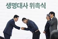 김민석 국무총리가 4월 24일 청계광장에서 열린 천명지킴 발대식에서 생명대사들을 위촉하고 기념 촬영을 하고 있다.