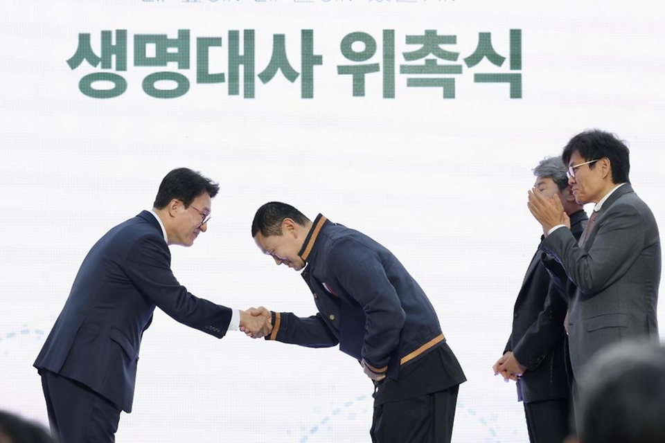 김민석 국무총리가 4월 24일 청계광장에서 열린 천명지킴 발대식에서 생명대사들을 위촉하고 기념 촬영을 하고 있다.