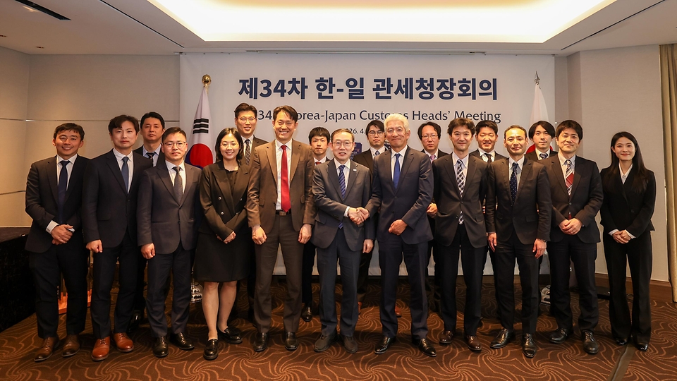 이명구 관세청장이 4월 23일 서울에서 테라오카 미쓰히로(寺岡 光博) 일본 재무성 관세국장과 '제34차 한-일 관세청장 회의'를 개최하고 있다.