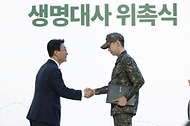 김민석 국무총리가 4월 24일 청계광장에서 열린 천명지킴 발대식에서 생명대사들을 위촉하고 기념 촬영을 하고 있다.