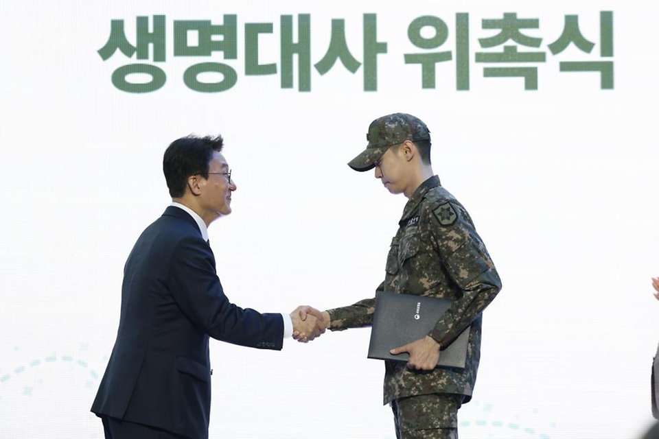 김민석 국무총리가 4월 24일 청계광장에서 열린 천명지킴 발대식에서 생명대사들을 위촉하고 기념 촬영을 하고 있다.