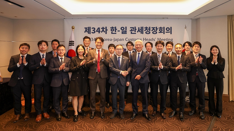 이명구 관세청장이 4월 23일 서울에서 테라오카 미쓰히로(寺岡 光博) 일본 재무성 관세국장과 '제34차 한-일 관세청장 회의'를 개최하고 있다.