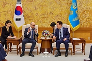 이재명 대통령이 4월 27일 청와대에서 데미스 허사비스 구글 딥마인드 최고경영자(CEO)를 접견하고 있다.
