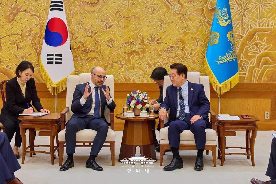 이재명 대통령이 4월 27일 청와대에서 데미스 허사비스 구글 딥마인드 최고경영자(CEO)를 접견하고 있다.