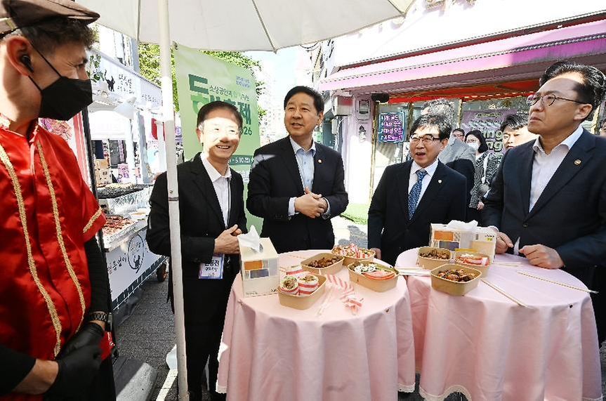 구윤철 부총리 겸 재정경제부 장관이 4월 24일 오후 중동전쟁으로 어려움을 겪고 있는 중소·소상공인 매출 촉진을 위한 동행축제(4.11.-5.10.) 홍보하고자 인천 부평 문화의 거리를 현장 방문, 판매점 사장님과 대화하며 상품설명과 함께 애로사항을 청취하고 있다.