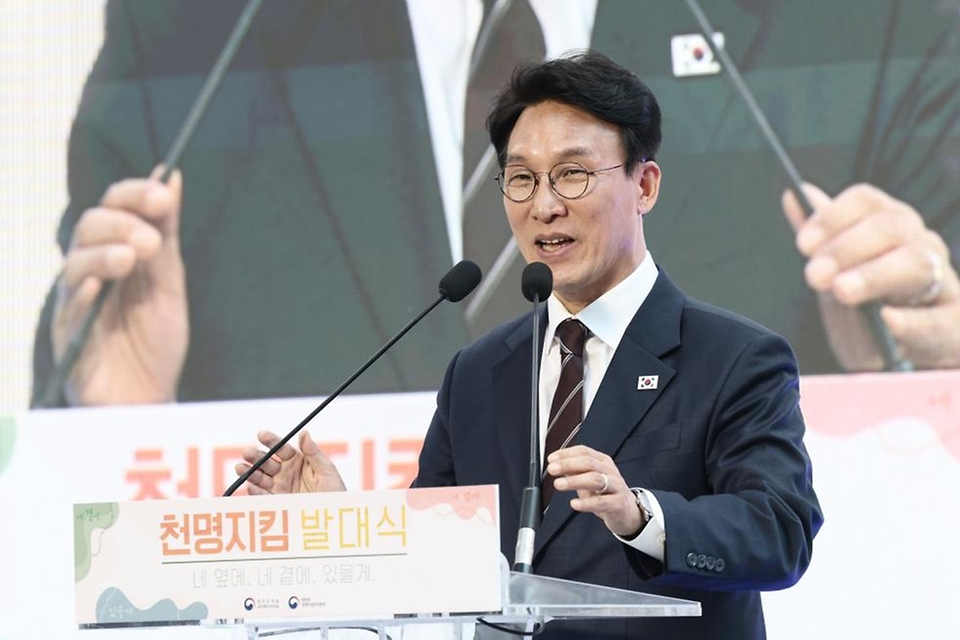김민석 국무총리가 4월 24일 청계광장에서 열린 천명지킴 발대식에서 생명대사들을 위촉하고 기념 촬영을 하고 있다.