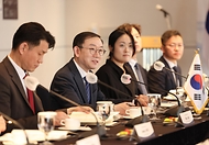 이명구 관세청장이 4월 23일 서울에서 테라오카 미쓰히로(寺岡 光博) 일본 재무성 관세국장과 '제34차 한-일 관세청장 회의'를 개최하고 있다.