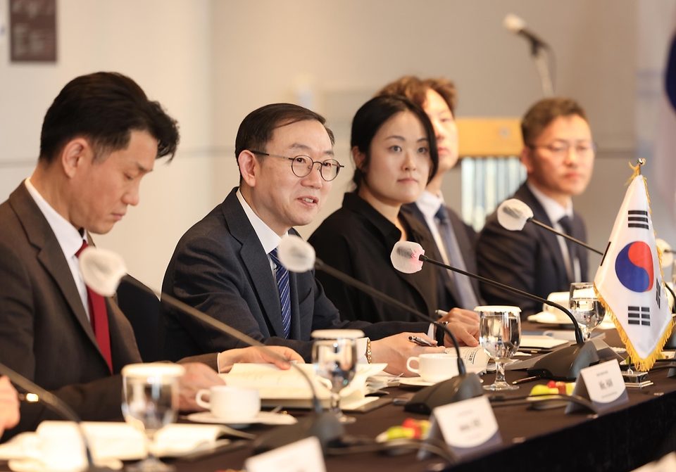 이명구 관세청장이 4월 23일 서울에서 테라오카 미쓰히로(寺岡 光博) 일본 재무성 관세국장과 '제34차 한-일 관세청장 회의'를 개최하고 있다.