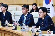 김정관 산업통상부 장관이 4월 22일(현지 시간) 베트남 산업무역부 회의실에서 '이재명 대통령 베트남 국빈 방문' 계기에 레 마잉 홍(Le Manh Hung) 베트남 산업무역부 장관과 면담을 갖고, 원유·공급망 및 원전협력 등 양국 간 교역·투자 확대 방안 등을 논의하고 있다.