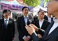 구윤철 부총리 겸 재정경제부 장관이 4월 24일 오후 중동전쟁으로 어려움을 겪고 있는 중소·소상공인 매출 촉진을 위한 동행축제(4.11.-5.10.) 홍보하고자 인천 부평 문화의 거리를 현장 방문, 판매점 사장님과 대화하며 상품설명과 함께 애로사항을 청취하고 있다.